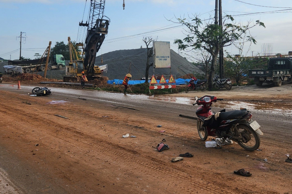 Tai nạn liên hoàn trên đoạn đường ngập bùn đất - 1 Tai nạn liên hoàn trên đoạn đường ngập bùn đất - 1