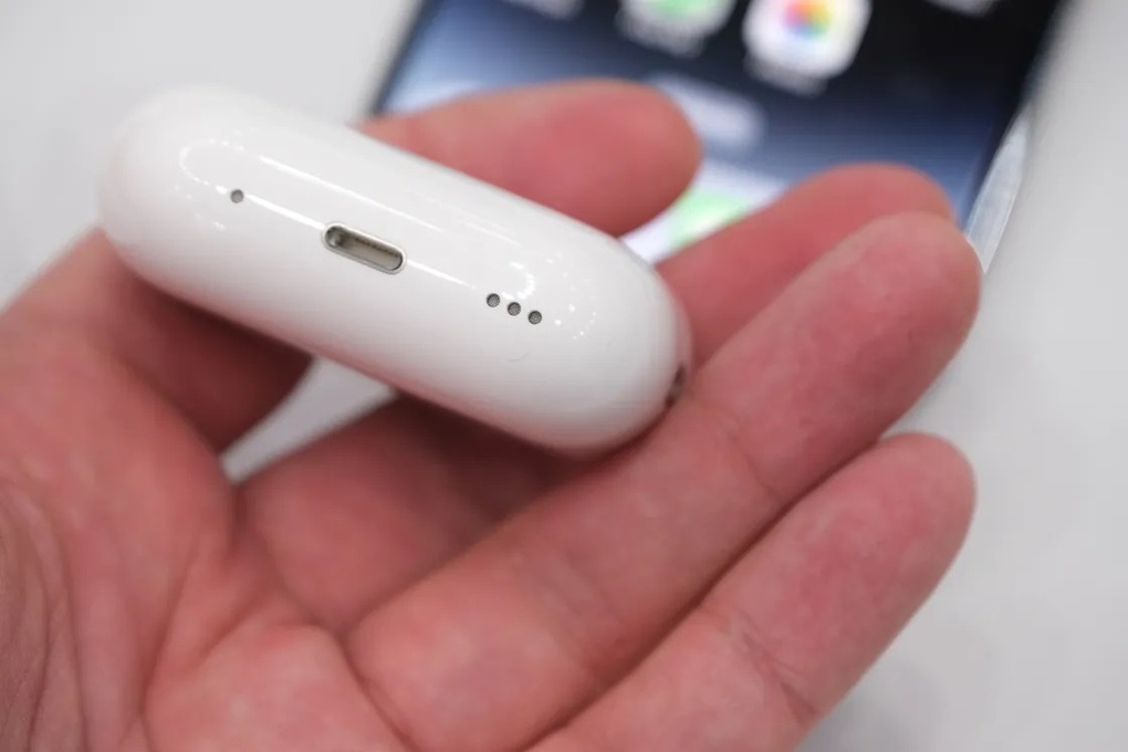 Hộp đựng AirPods Pro 2 được tích hợp thêm loa ngoài để phát ra âm thanh khi người dùng tìm kiếm bằng ứng dụng (Ảnh: The Verge). Hộp đựng AirPods Pro 2 được tích hợp thêm loa ngoài để phát ra âm thanh khi người dùng tìm kiếm bằng ứng dụng (Ảnh: The Verge).