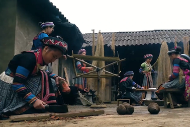 Làng dệt lanh Lùng Tám - Sắc màu rực rỡ nơi cao nguyên đá Hà Giang