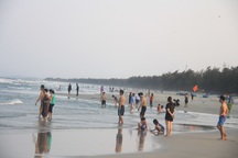 Hàng trăm người vô tư tắm biển bất chấp Covid-19