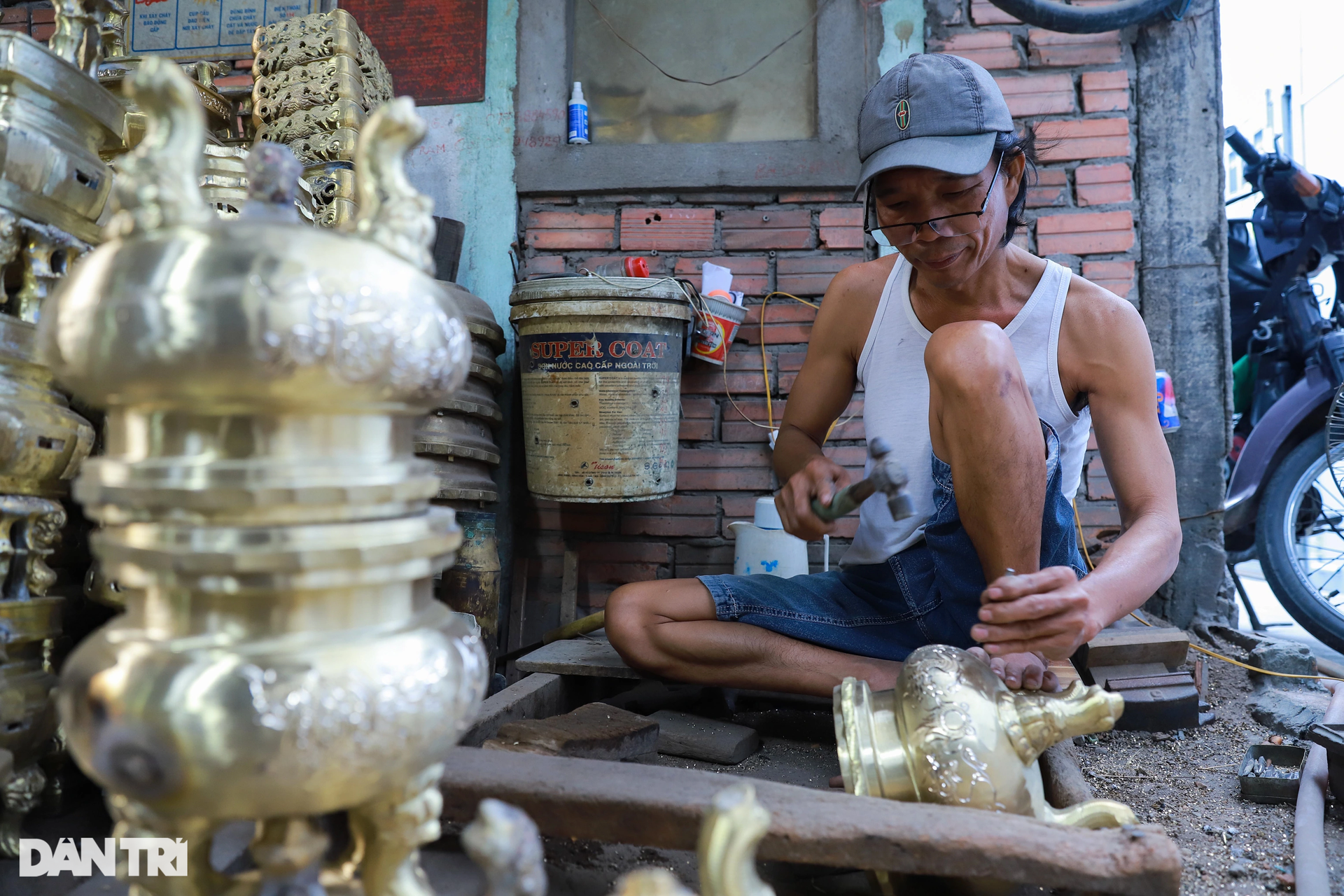 Trắng đêm đỏ lửa tại làng đúc lư đồng ở TPHCM ngày giáp Tết - 17 Trắng đêm đỏ lửa tại làng đúc lư đồng ở TPHCM ngày giáp Tết - 17