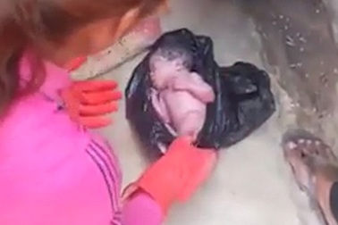 Phát hiện bé sơ sinh còn nguyên dây rốn bị bỏ rơi trong túi bóng