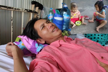 Người cha sống dở chết dở bên những đứa con cơm không đủ no