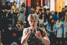 Trọng Hiếu bị khán giả thờ ơ khi biểu diễn trên phố Hàn Quốc