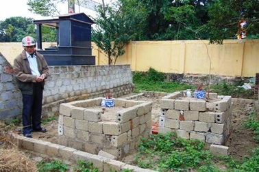 Nghe lời thầy bói, bốc... nhầm 2 phần mộ của gia đình khác!