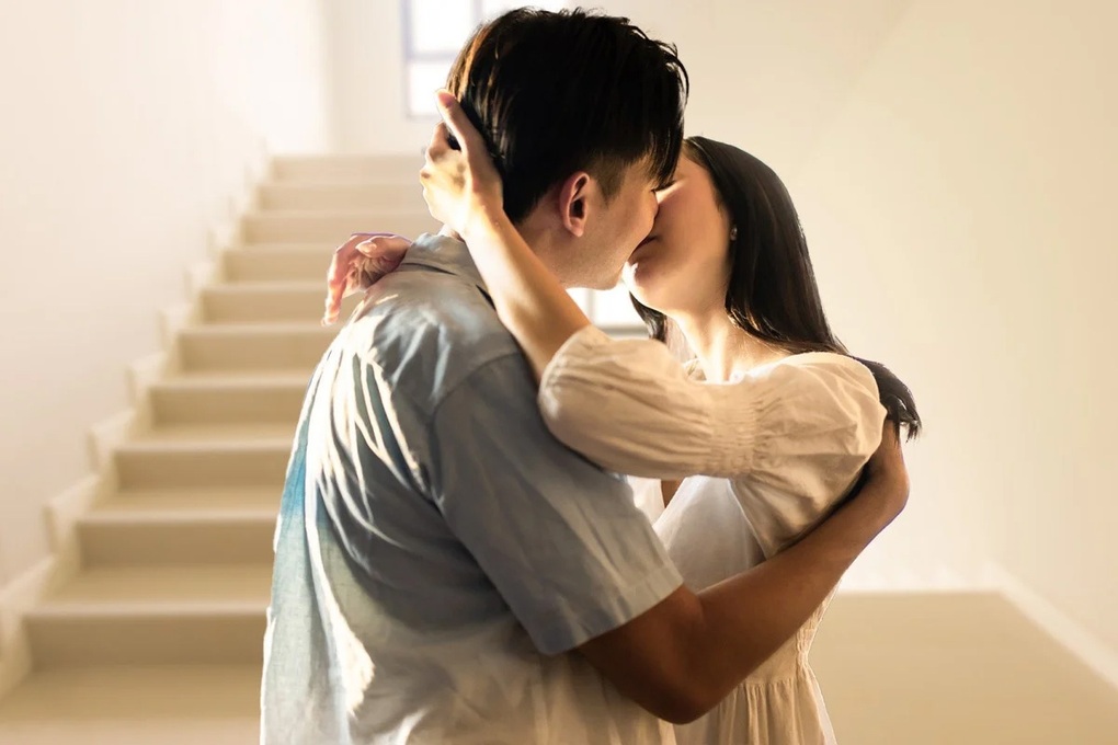 Quản lý thắng kiện sau khi bị sa thải vì hôn cấp dưới trong văn phòng - 2 Quản lý thắng kiện sau khi bị sa thải vì hôn cấp dưới trong văn phòng - 2