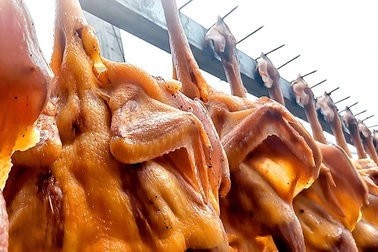 Sự tàn nhẫn "kinh hoàng" phía sau món đặc sản "gà hong gió" nổi tiếng