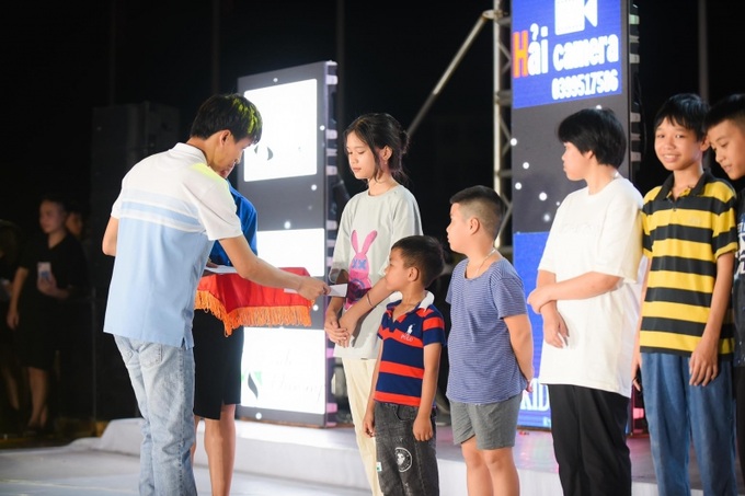 Trao quà cho các em nhỏ khó khăn