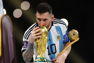 Áo đấu đặc biệt của Messi được bán với giá… 241 tỷ đồng