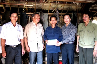 Người cựu chiến bình nghèo và ba đứa con điên nhận quà bạn đọc