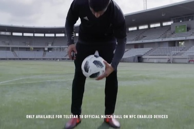 Trái bóng Telstar 18 với khả năng kết nối smartphone thông qua NFC