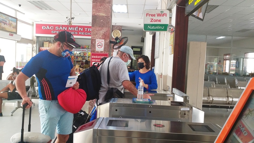 Đà Nẵng: Người dân, du khách chấp hành đeo khẩu trang nơi công cộng - 2 Đà Nẵng: Người dân, du khách chấp hành đeo khẩu trang nơi công cộng - 2