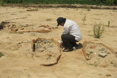 Sau lũ lớn, xuất lộ dấu tích khu mộ cổ