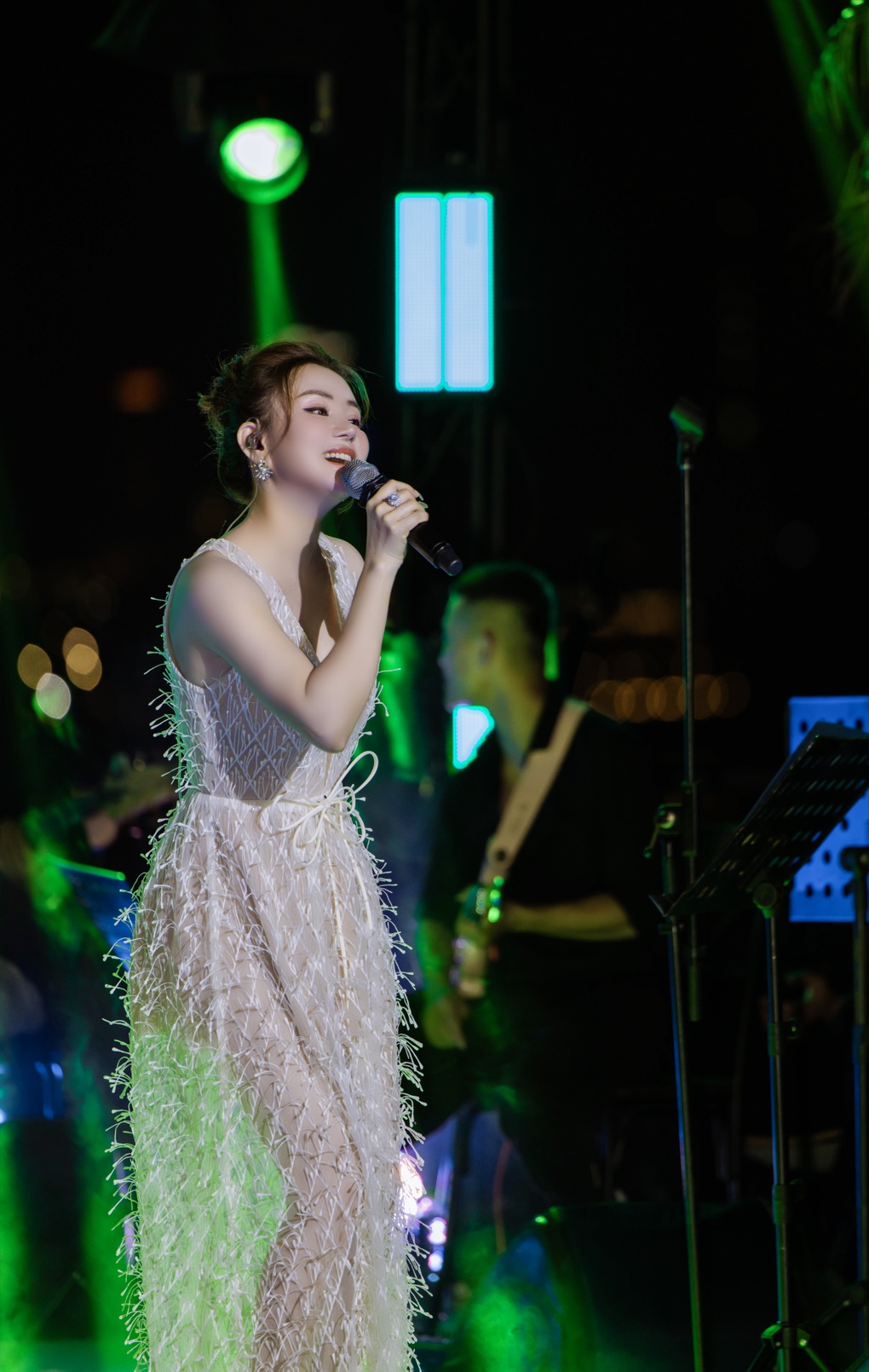 Vy Oanh gợi cảm trở lại sân khấu, tiết lộ cuộc sống mẹ 3 con - 1 Vy Oanh gợi cảm trở lại sân khấu, tiết lộ cuộc sống mẹ 3 con - 1