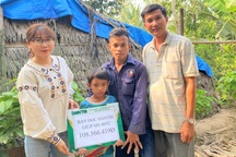 Trao 108 triệu đồng tới hai cha con lay lắt trong căn nhà sắp sập