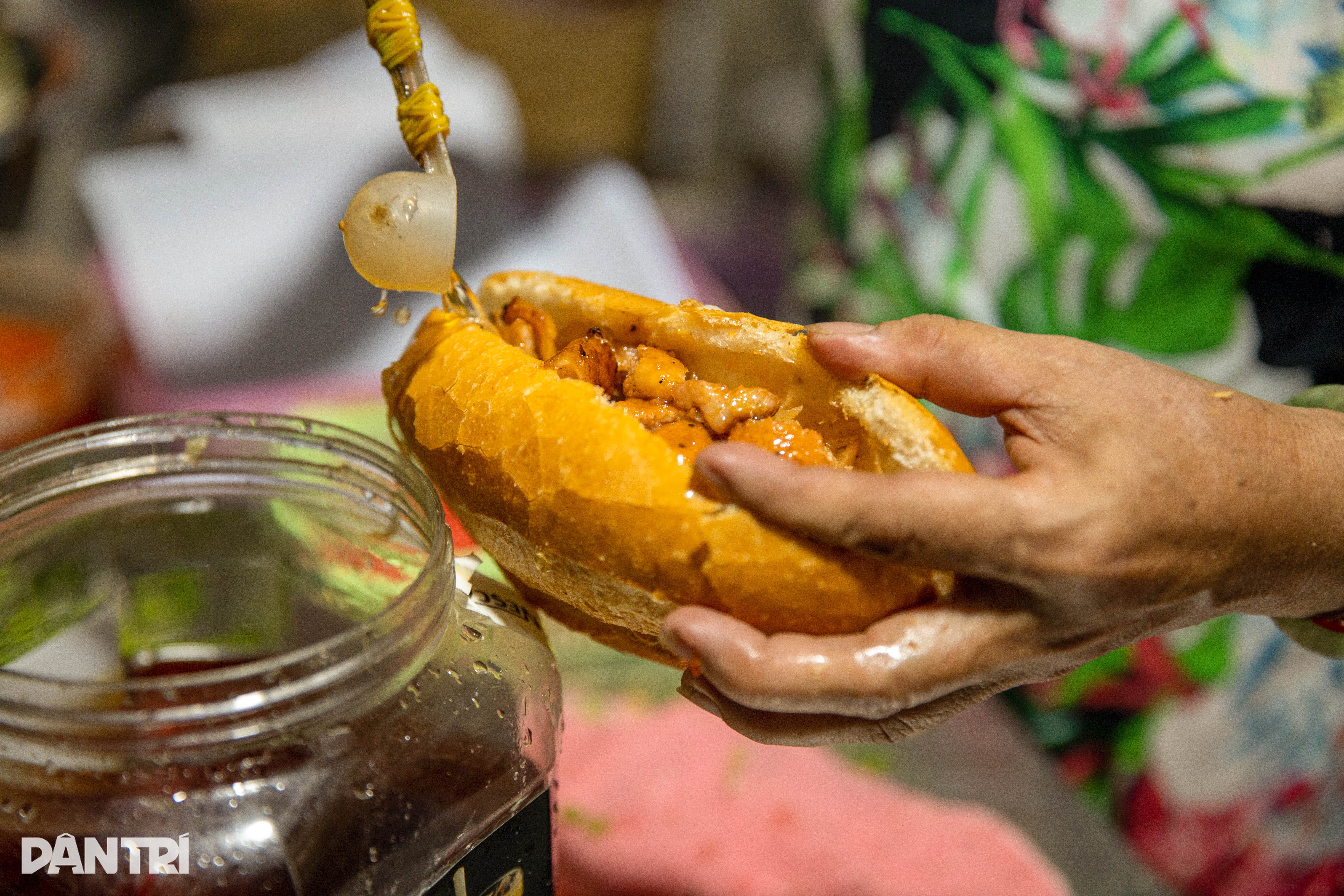 Tiệm bánh mì vỉa hè bị đề xuất phạt 80,5 triệu đồng do bán hàng nhiễm khuẩn - 1