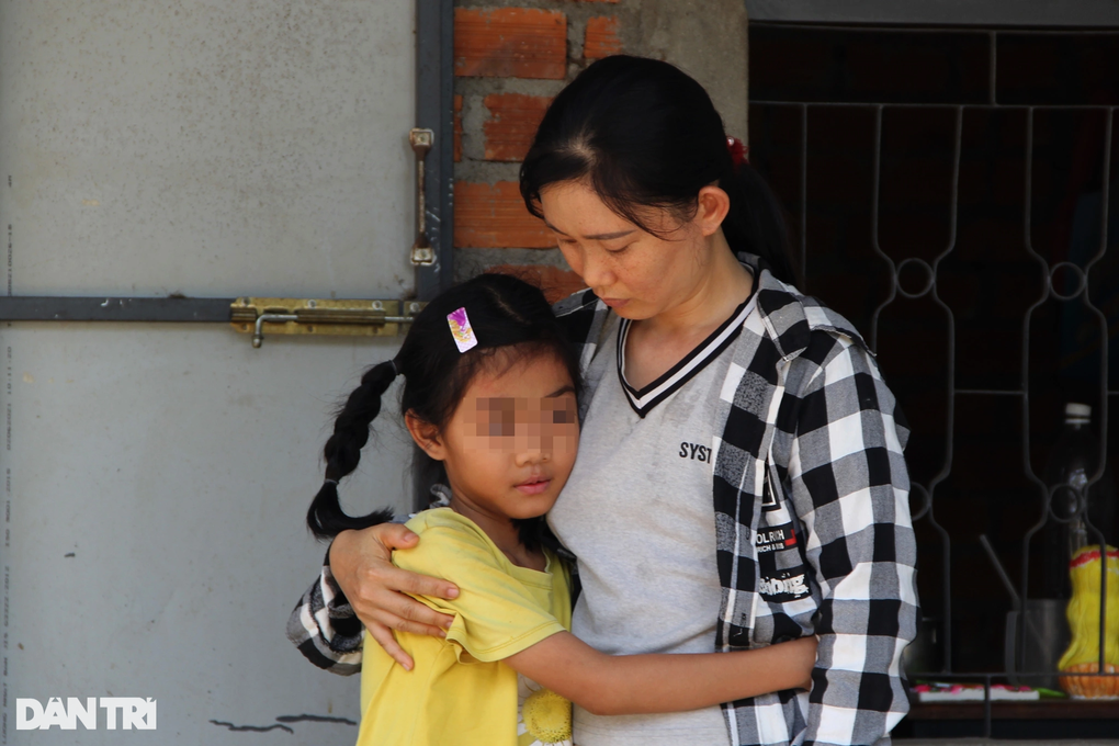 Người phụ nữ trẻ bị ung thư không dám đi khám vì chăm chồng lao phổi - 4