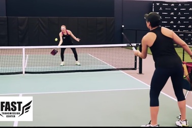 Chuyên gia pickleball thế giới hướng dẫn cú vô lê thuận tay