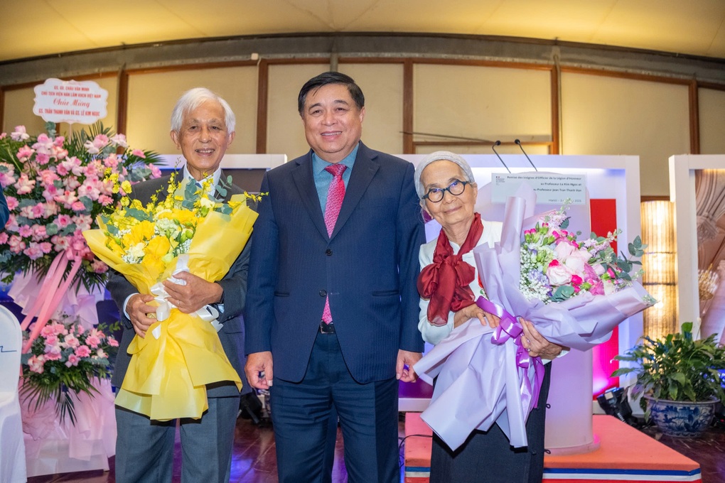 ខ្ញុំលះបង់ខ្លួនឯងទៅនឹងវិទ្យាសាស្ត្រព្រោះប្ដីខ្ញុំទុកខ្ញុំឲ្យរួចពីជីវិតសម្ភារៈ—១ Tôi toàn tâm cho khoa học nhờ chồng gạt ra khỏi đời sống vật chất - 1
