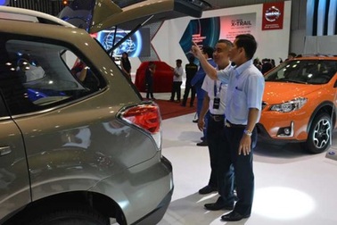 Ô tô ngoại rộng đường về Việt Nam