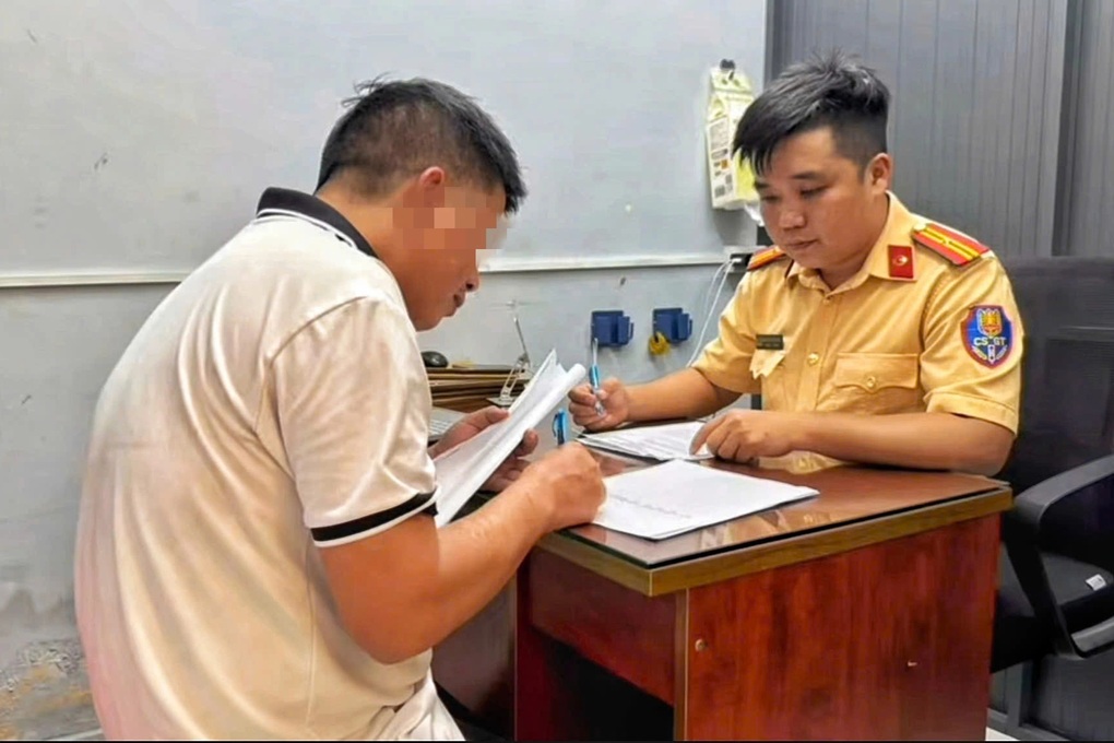 Xử phạt tài xế lùi xe, rẽ ẩu ở TPHCM - 1