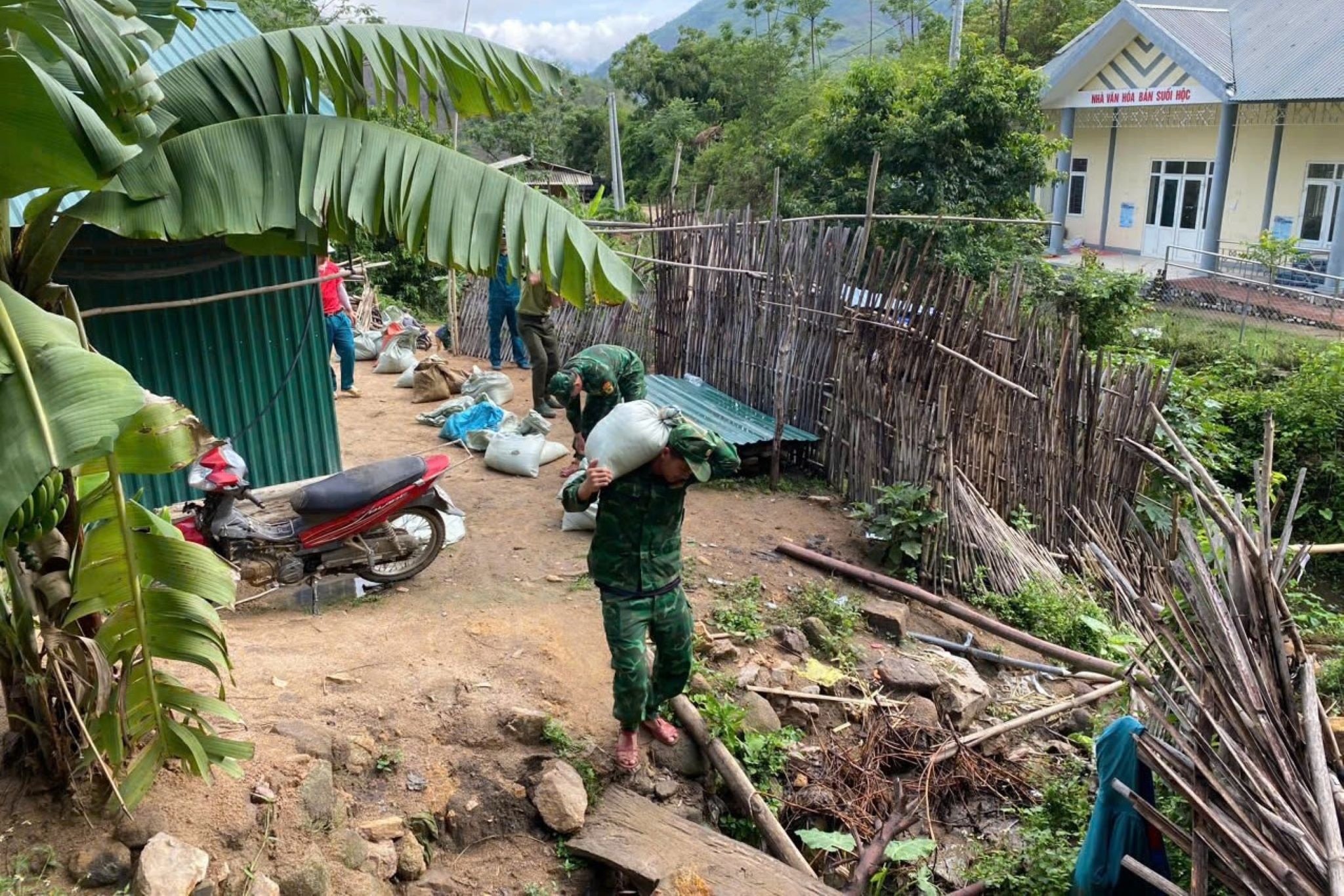 Bộ đội băng rừng, vượt sông giúp dân xây nhà - 1 Bộ đội băng rừng, vượt sông giúp dân xây nhà - 1