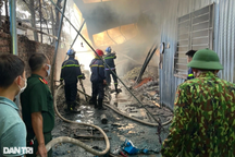 Cháy kho thiết bị bể cá ở Hà Nội