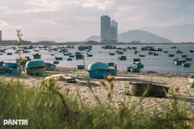 Khung cảnh bình yên ở làng chài Hải Chữ