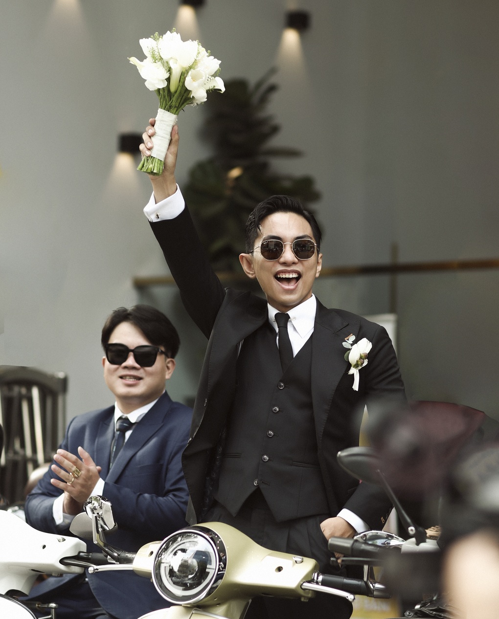 Phan Hiển hôn Khánh Thi say đắm trong lễ rước dâu với dàn mô tô hoành tráng - 1 Phan Hiển hôn Khánh Thi say đắm trong lễ rước dâu với dàn mô tô hoành tráng - 1