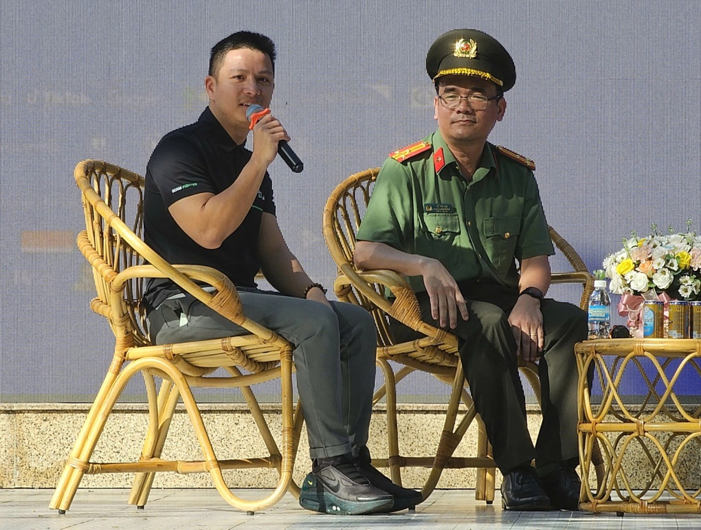 Công an TPHCM phát động chiến dịch bảo vệ trẻ em trước cạm bẫy trực tuyến - 3 Công an TPHCM phát động chiến dịch bảo vệ trẻ em trước cạm bẫy trực tuyến - 3