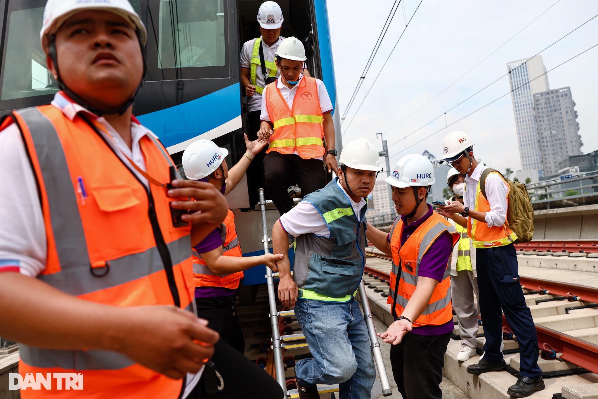 View - Khoảng 1.000 người diễn tập chữa cháy trên tàu metro Bến Thành - Suối Tiên | Báo Dân trí