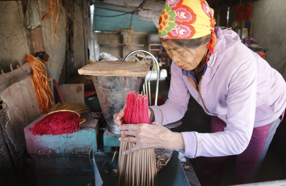 Làng hương Báo Ân tất bật vào vụ Tết - 6 Làng hương Báo Ân tất bật vào vụ Tết - 6
