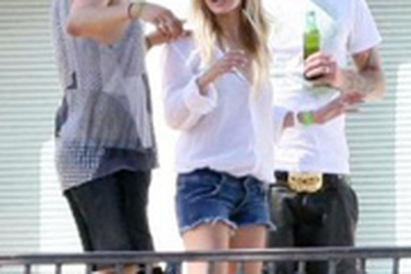 "Vợ chồng" Nicole Richie trở lại với tiệc tùng