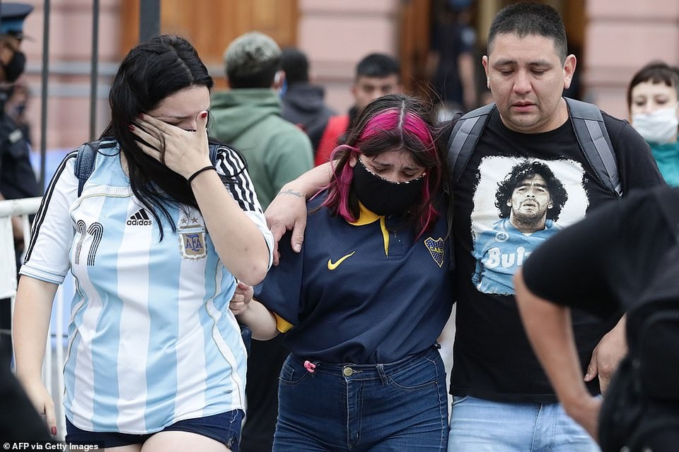 Cảnh hỗn loạn trong lễ viếng Diego Maradona - 18 Cảnh hỗn loạn trong lễ viếng Diego Maradona - 18