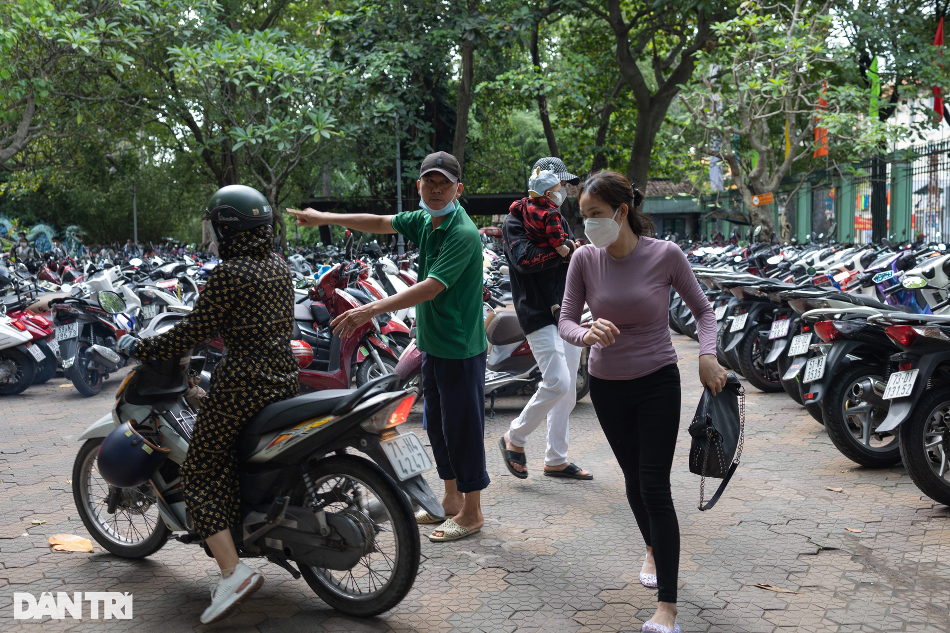 Người dân TPHCM chen chúc ở Thảo Cầm Viên - 2 Người dân TPHCM chen chúc ở Thảo Cầm Viên - 2