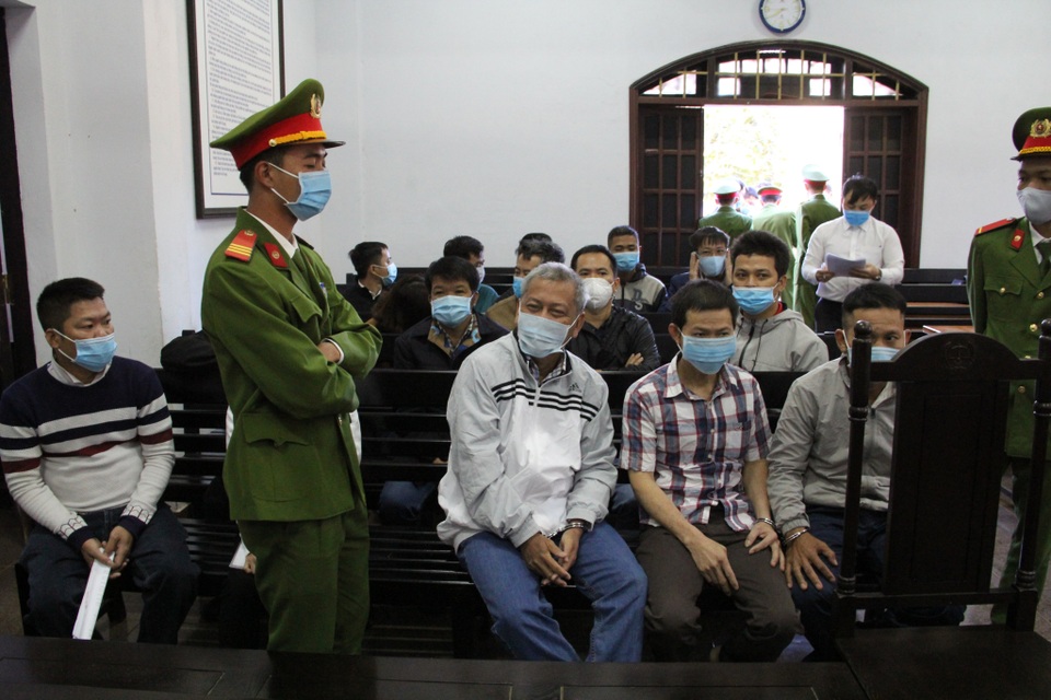 Bất ngờ hoãn xử đại gia Trịnh Sướng vì một số bị cáo vắng mặt - 2 Bất ngờ hoãn xử đại gia Trịnh Sướng vì một số bị cáo vắng mặt - 2