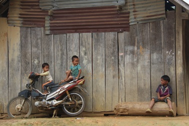 Nhà ba con, chỉ một con được đi học do thiếu giáo viên