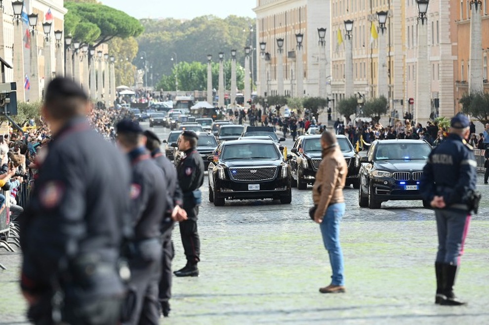 Lý do ông Biden mang đoàn xe hùng hậu gồm 85 chiếc đến Italy - 1 Lý do ông Biden mang đoàn xe hùng hậu gồm 85 chiếc đến Italy - 1