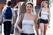 Suri Cruise đeo đàn trên vai, mặc phóng khoáng xuống phố cùng bạn trai