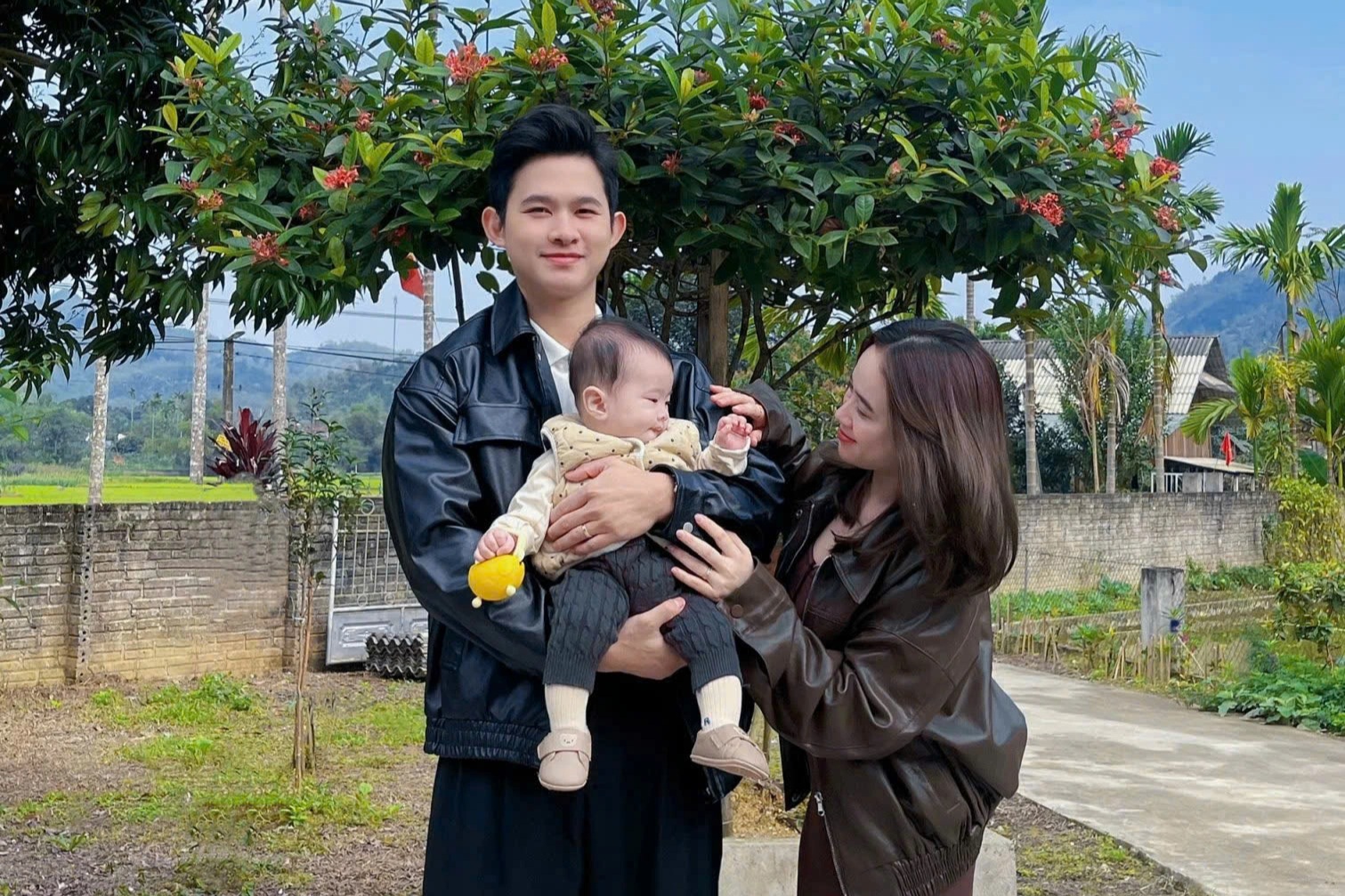 Bỏ TPHCM về quê sống, vợ chồng trẻ xây biệt thự, mua ô tô trước tuổi 30