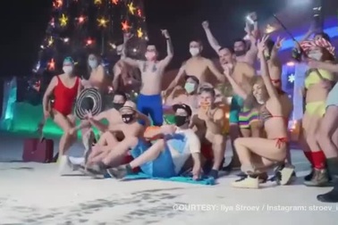 Mặc bikini, cởi trần nhảy nhót mở tiệc giữa trời -39 độ C