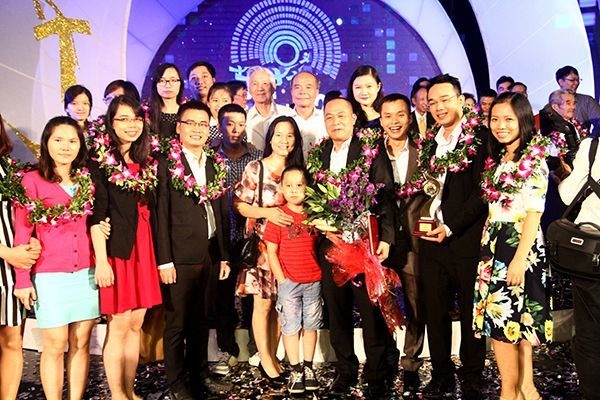 Nụ cười rạng ngời của các “Nhân tài Đất Việt” sau phút đăng quang - 3 Sau lễ trao giải, các nhà khoa học cùng gia đình, bạn bè chuẩn bị cho buổi liên hoan chúc mừng