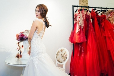 Á hậu Diễm Trang hồi hộp thử váy cưới