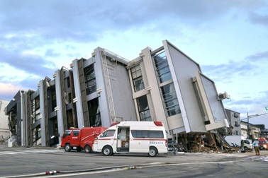 Cảnh tượng đổ nát ở miền Trung Nhật Bản sau động đất 7,6 độ