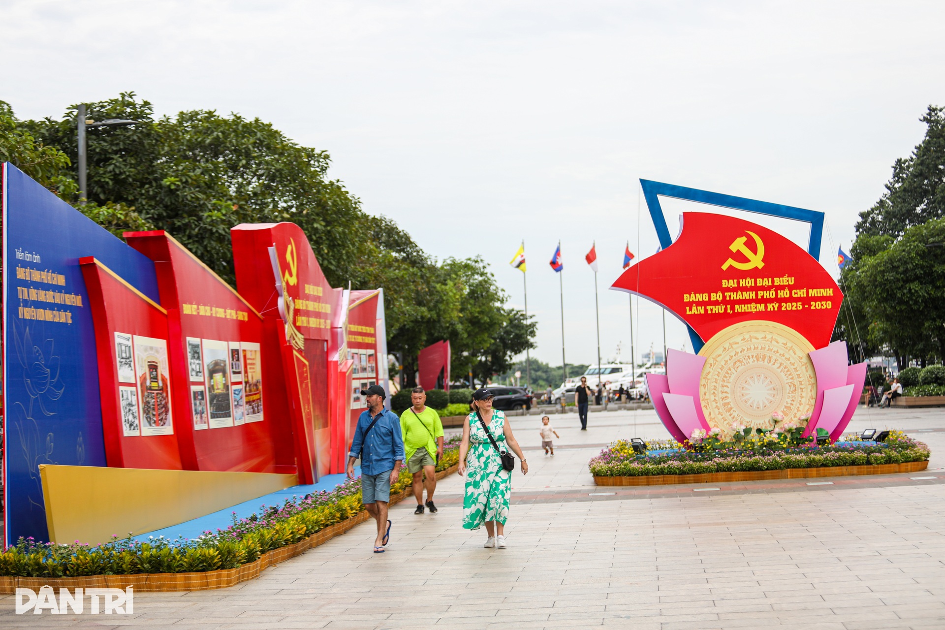 TPHCM rực rỡ cờ hoa trước thềm Đại hội Đảng bộ nhiệm kỳ 2025–2030 - 6 TPHCM rực rỡ cờ hoa trước thềm Đại hội Đảng bộ nhiệm kỳ 2025–2030 - 6