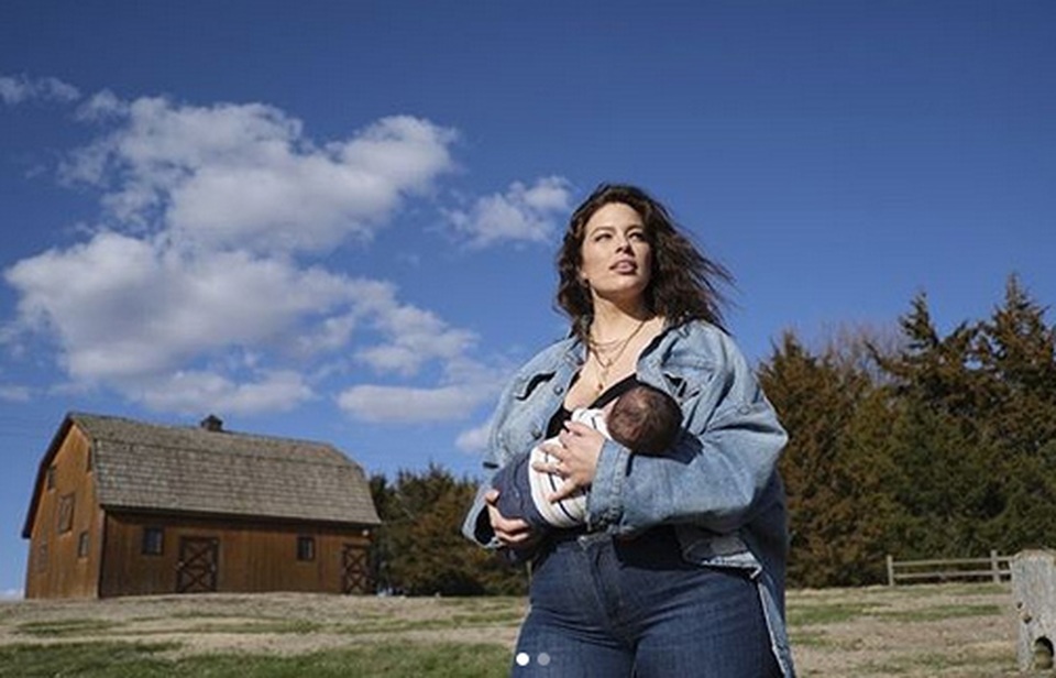 Ashley Graham chụp ảnh cho con bú trên tạp chí thời trang lớn - 4