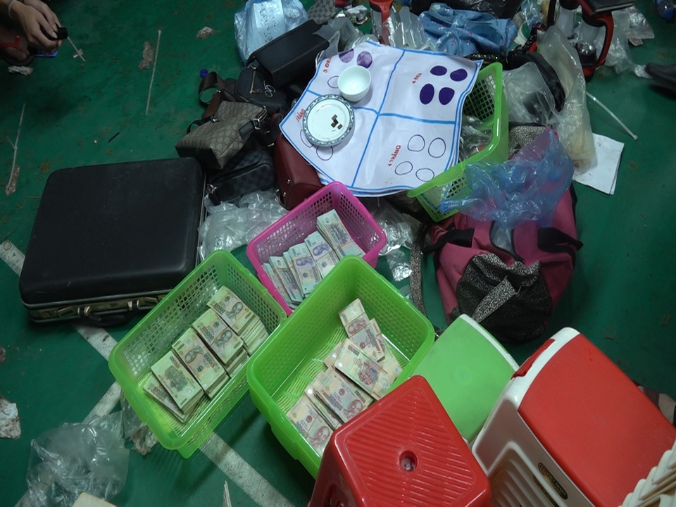 Cận cảnh lô cốt sới bạc ở Vĩnh Phúc vừa bị cảnh sát triệt phá, bắt 52 người - 13 Cận cảnh lô cốt sới bạc ở Vĩnh Phúc vừa bị cảnh sát triệt phá, bắt 52 người - 13
