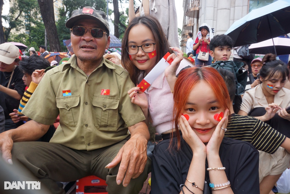 Hàng ngàn người đội nắng nhiều giờ, giữ chỗ ở đường Lê Duẩn xem diễu binh - 4 Hàng ngàn người đội nắng nhiều giờ, giữ chỗ ở đường Lê Duẩn xem diễu binh - 4