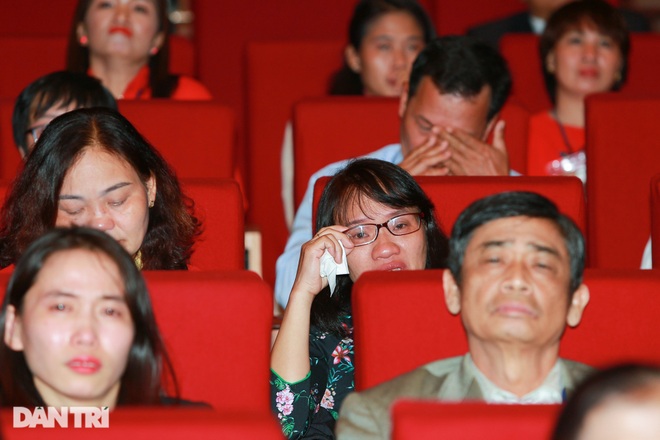 Tôn vinh những ông Bụt, bà Tiên giữa đời thường - 23 Tôn vinh những ông Bụt, bà Tiên giữa đời thường - 23