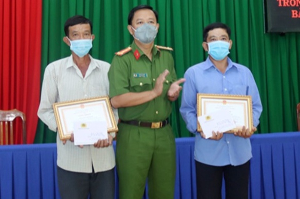 Khen thưởng đột xuất hai anh em ruột có công bắt trộm - 1 Khen thưởng đột xuất hai anh em ruột có công bắt trộm - 1